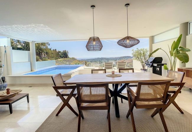  in Nueva andalucia - 2 bedrooms apartment with fantastic sea views in La Morelia
